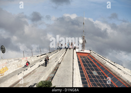 Die Pyramide von Tirana war früher bekannt als Enver Hoxha Museum und liegt nun in Trümmern. Stockfoto