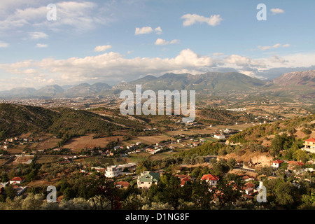 Anzeigen von Tirana, der Hauptstadt von Albanien und das Erzental Tal Burg Petrele entnommen Stockfoto