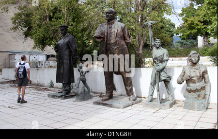 Alten sozialistischen Realismus Statuen in Tirana aus der kommunistischen Ära Stockfoto