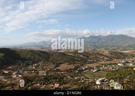 Anzeigen von Tirana, der Hauptstadt von Albanien und das Erzental Tal Burg Petrele entnommen Stockfoto