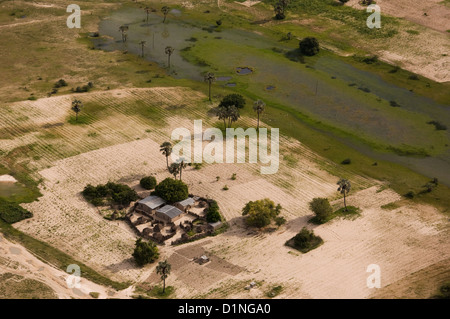 Vogelperspektive von einem kleinen traditionellen Dorf im Norden Namibias ein paar Meilen südlich von Ondangwa. Stockfoto