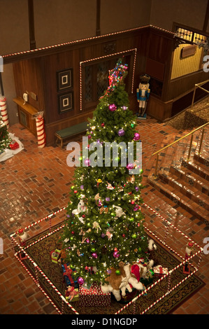 Groß Weihnachtsbaum und Geschenke aus dem Balkon des zweiten Stockwerks betrachtet Stockfoto