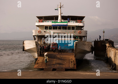 Lungi-Town, Sierra Leone, 30. 2011. April: Ein Foto eines Fähren-Schiffs aus Sierra Leone, das seine Waren am Lungi Pier ablädt. Stockfoto