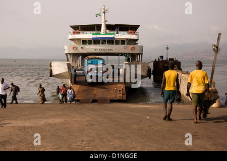 Foto einer der vielen täglichen Fähren, die zwischen Lungi-Town und der Hauptstadt von Sierra Leone, Freetown, verkehren. Stockfoto