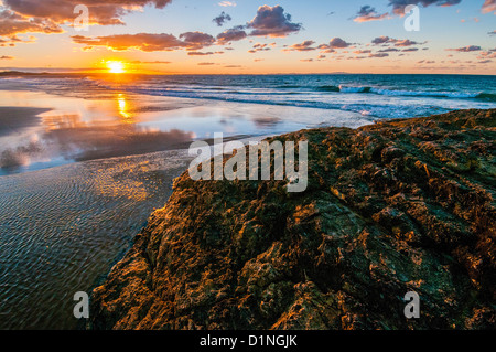 Sonnenuntergang am Flinders Beach, North Stradbroke Island, Queensland, Australien Stockfoto