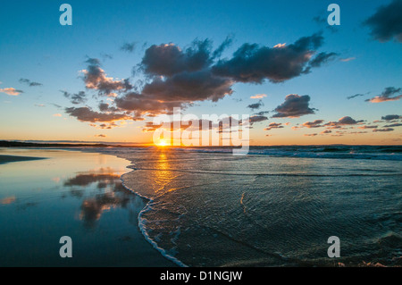 Sonnenuntergang am Flinders Beach, North Stradbroke Island, Queensland, Australien Stockfoto