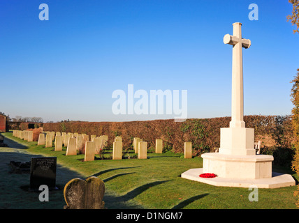 Eine Ansicht des Krieges Gräber Plot und Grabsteine für Service-Personal am Scottow Friedhof, Norfolk, England, Vereinigtes Königreich. Stockfoto