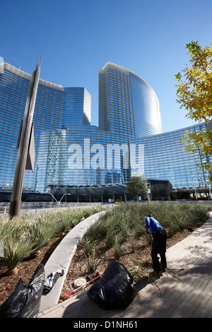 hispanische Gärtner tendenziell öffentlichen Garten in dem Citycenter komplexe Las Vegas Nevada, USA Stockfoto