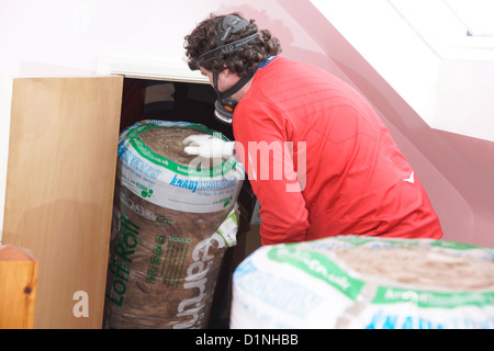 Rollen mit Earthwool Carbon Zero Loft & Hohlraum Wärmedämmung, Dachboden für Beibehaltung Wärme & Energiesparen für die Verlegung zu isolieren Stockfoto