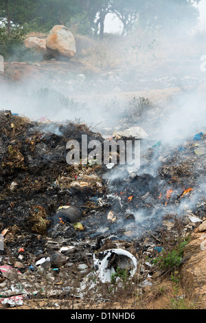 Haushalt Abfälle verbrannt am Straßenrand in Indien Stockfoto