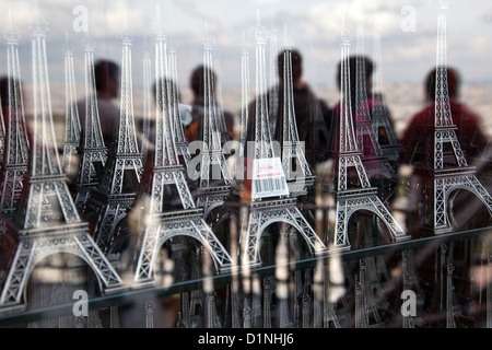 Eiffelturm-Souvenirs und Reflexion in Paris, Frankreich Stockfoto