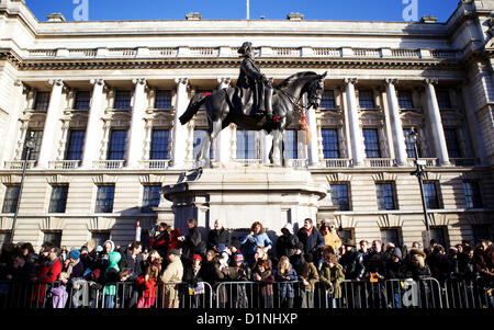 London, UK. 1. Januar 2013. Große Menschenmengen säumten die Strecke der Londoner Neujahrsparade, die durch die Londoner, 1. Januar 2013 übergeben.  Bildnachweis: George Henton/Alamy Live-Nachrichten Stockfoto