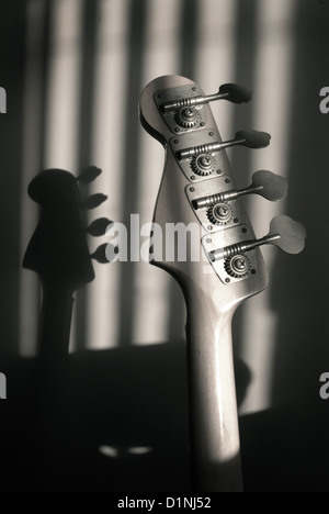 Bass-Gitarre tuning Kopf Lager mit Schatten (Musik, Jazz, Blues, Funk, Rock-Konzept) Stockfoto