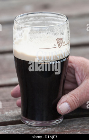 Guinness Bier in der hand Stockfoto