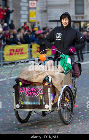 Londoner New Year es Day Parade 2013, England, UK. 01.01.2013 London Borough von Hackney "Albion Kids Show" treten bei der Londoner Neujahr Parade, Zentral-London, UK. Bildnachweis: Jeff Gilbert / Alamy Live News Stockfoto