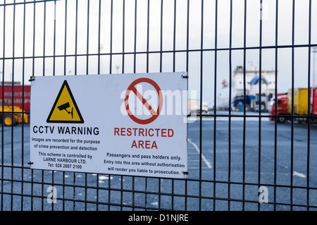 Schild am Hafen von Larne Fähre Terminal und Hafen, Warnung, dass dies ein Sperrgebiet ist und, dass CCTV verwendet wird. Stockfoto