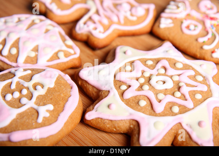 Hausgemachte Weihnachtskekse mit farbiger Glasur verziert Stockfoto