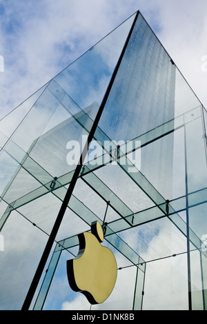 Der Apple Store auf der Fifth Avenue ist ein Glaskubus, Manhattan, New York City Stockfoto