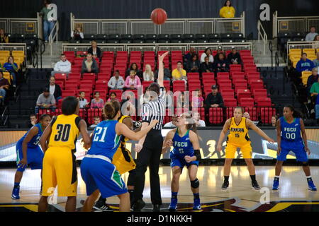 Öffnen Tipp bei Florida Gulf Coast-62-35-Sieg, über Kennesaw State. Kennesaw, Georgia. USA. 31. Dezember 2012.   Sparte ich Frauen Basketball. Stockfoto