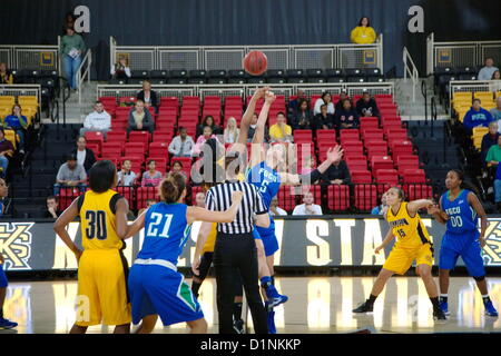 Öffnen Tipp bei Florida Gulf Coast-62-35-Sieg, über Kennesaw State. Kennesaw, Georgia. USA. 31. Dezember 2012.   Sparte ich Frauen Basketball. Stockfoto