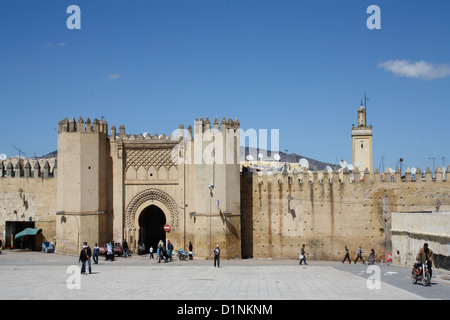 Die mittelalterlichen Stadtmauern und Tor, Fes, Marokko Stockfoto