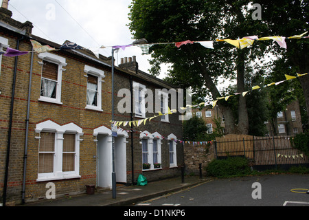 Wimpelketten an einem Straßenfest im Louisa Gärten, Stepney, East London Stockfoto