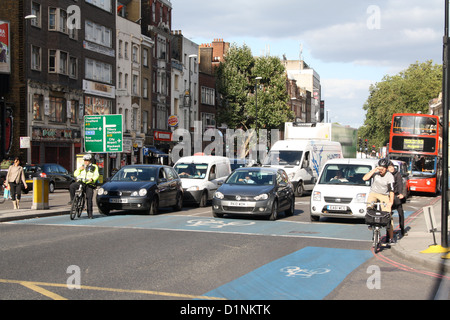 Berufsverkehr auf der A11 in Whitechapel, East London, Großbritannien Stockfoto