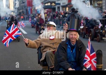 Londoner New Year es Day Parade 2013, England, UK. 01.01.2013 Miniatur Dampfer für wohltätige Zwecke und Mitarbeiter an der Londoner New Year Tagesparade, Zentral-London, UK. Bildnachweis: Jeff Gilbert / Alamy Live News Stockfoto