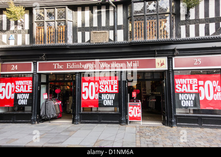 Der Edinburgh Woollen Mühle Shop in Shrewsbury Stockfoto