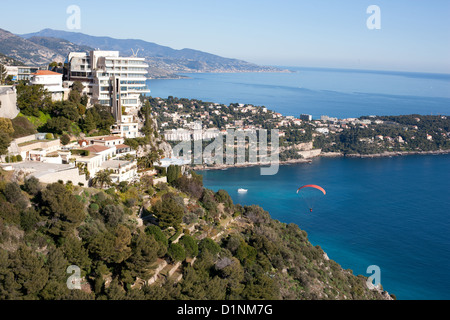 LUFTAUFNAHME. Vista Palace Hotel mit herrlichem Blick auf das Mittelmeer. Roquebrune-Cap-Martin, Französische Riviera, Frankreich. Stockfoto