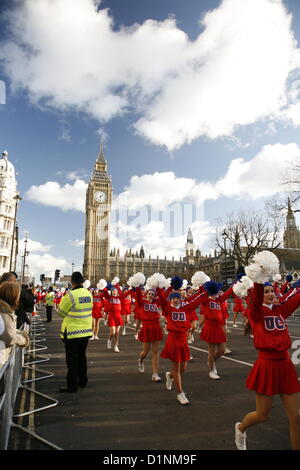 LONDON - Januar 01: American Cheerleader teilnehmen in den neuen Jahren Day Parade am 1. Januar 2013 in London, Vereinigtes Königreich. Mehr als 10.000 Künstler repräsentieren für 20 Länder weltweit. Stockfoto