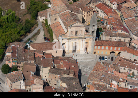 LUFTAUFNAHME. Römisch-katholische Kathedrale von Saint-Michel. Sospel, das Hinterland der französischen Riviera, Alpes-Maritimes, Frankreich. Stockfoto