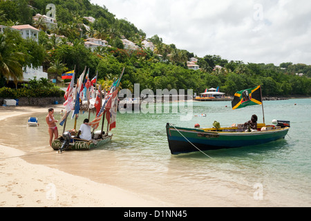 Karibischer Strand, Windjammer Bay, mit dem Obstmann in seinem Boot, der Obst verkauft, und das Wassertaxi, St. Lucia, Windward Islands, Caribbean West Indies Stockfoto