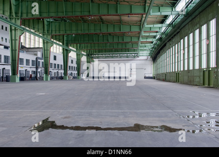 Berlin, Deutschland, in der stillgelegten Tempelhof Airport Kleiderbügel Stockfoto