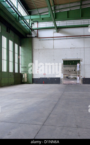 Berlin, Deutschland, in der stillgelegten Tempelhof Airport Kleiderbügel Stockfoto