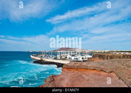 Atlantik-Wellen auf einer Landzunge in der Nähe von Playa Blanca Lanzarote Stockfoto