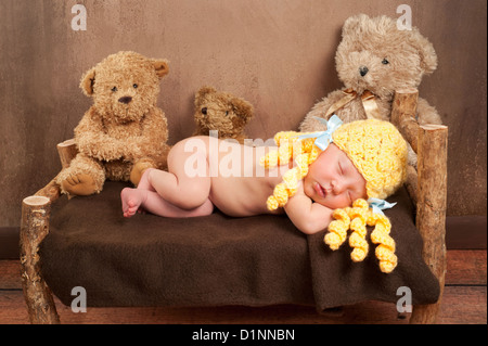 Neugeborenes Babymädchen in einem Goldilocks Kostüm Stockfoto