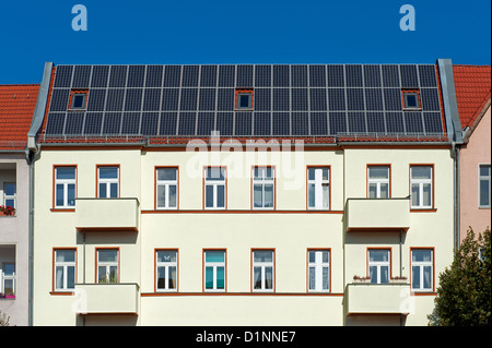 Berlin, Deutschland, Sonnenkollektoren auf dem Dach eines Mehrfamilienhauses Stockfoto