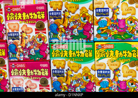 Boxen von Animal Crackers Snacks in einem chinesischen Supermarkt Schaufenster. Stockfoto