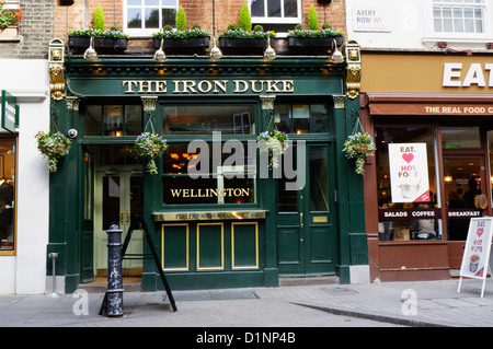 Das Iron Duke Public House in Avery Row, Mayfair, London. Stockfoto