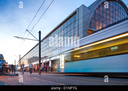 Berlin, Deutschland, führt eine Straße Straßenbahn vor dem Alexanderplatz Stockfoto