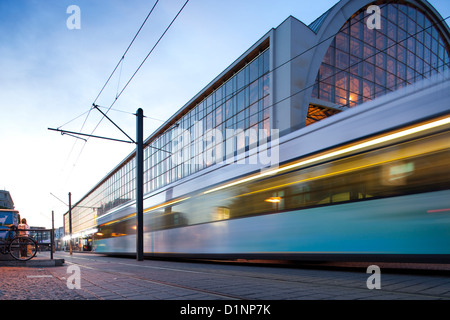 Berlin, Deutschland, führt eine Straße Straßenbahn vor dem Alexanderplatz Stockfoto