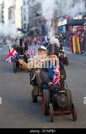 Londoner New Year es Day Parade 2013, England, UK. 01.01.2013 die Miniatur-Dampfer für wohltätige Zwecke und Mitarbeiter an der Londoner New Year Tagesparade, Zentral-London, UK. Stockfoto