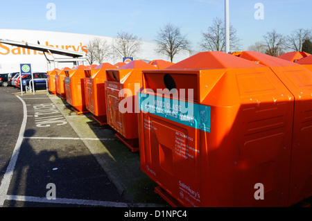 Ein Flaschen-recycling-Punkt auf einem Supermarkt-Parkplatz. Stockfoto