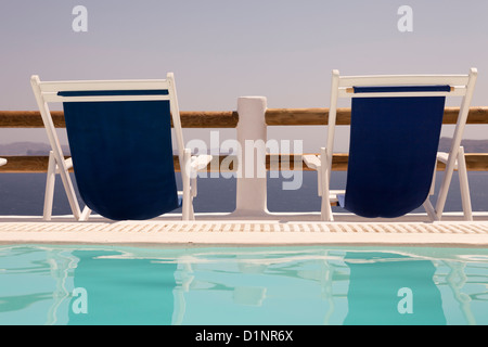 "Liegen" und "Swimming Pool", Oia, Santorin, Kykladen, Griechenland, Europa Stockfoto