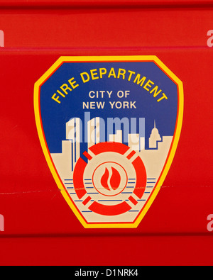 New York City Fire Department Emblem auf Seite des LKW. Stockfoto