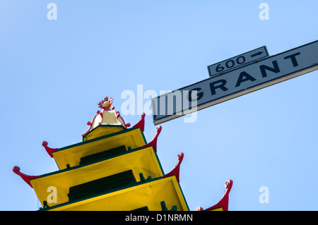 Pagode-Stilgebäude entlang der Grant Avenue in Chinatown, San Francisco, Kalifornien Stockfoto