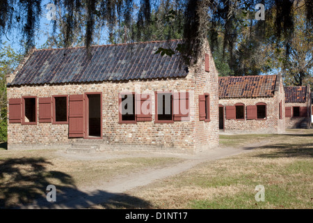 Slave-Viertel von Mt. Pleasant, SC, Ziegel-Erinnerungen an die Vergangenheit, mit Fenstern und Türen offen für Sonne und Wind Stockfoto