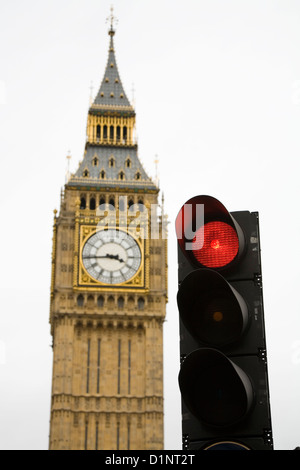 Rot für britische Ampel stoppen / signal in London mit Big Ben-Turm und Uhr / Parlament hinter. VEREINIGTES KÖNIGREICH. Stockfoto