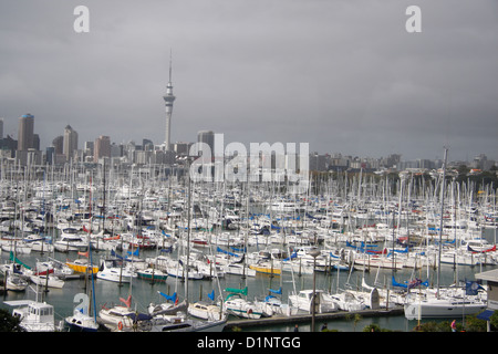 Westhaven Marina in Auckland City, gesehen von der Harbour Bridge. Stockfoto